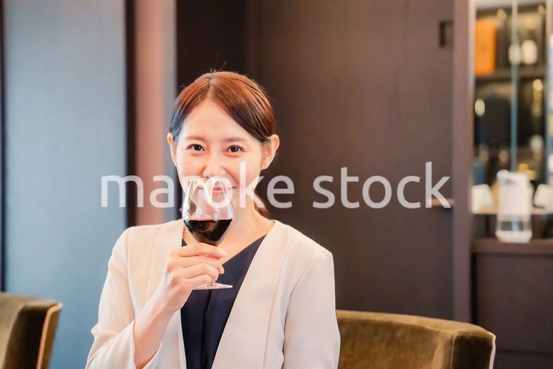 ワインの香りを楽しむ若い女性