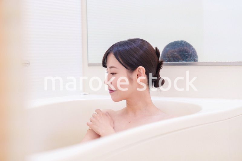 家のお風呂に入ってゆっくりとリラックスをするミドルの女性