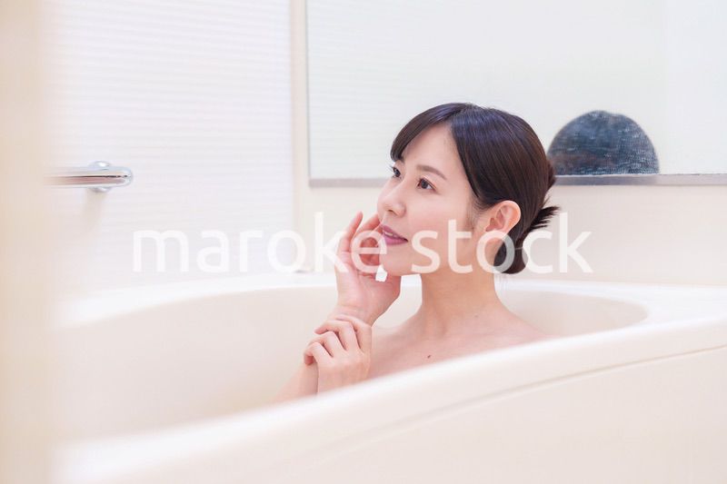 家のお風呂に入ってゆっくりとリラックスをするミドルの女性