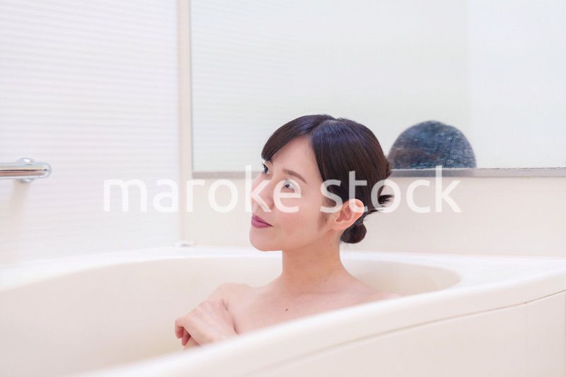 家のお風呂に入ってゆっくりとリラックスをするミドルの女性