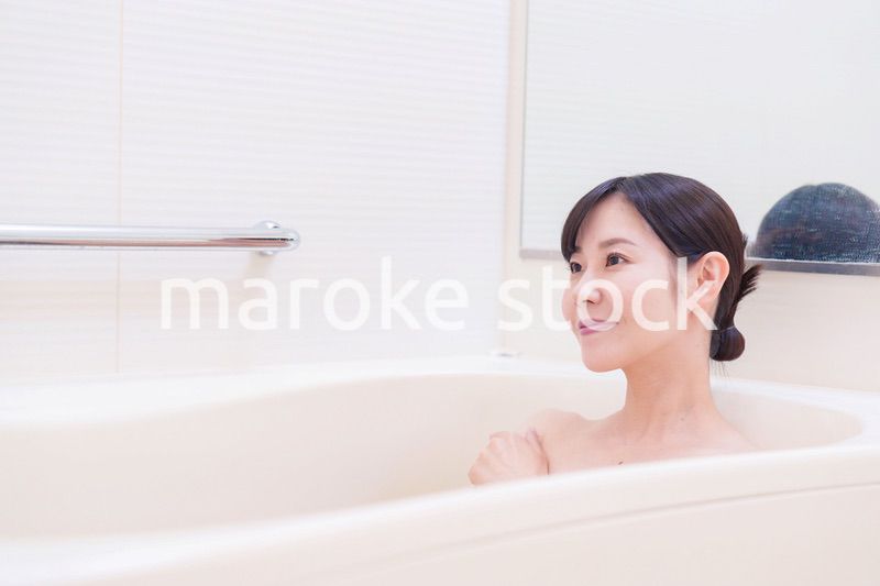 家のお風呂に入ってゆっくりとリラックスをするミドルの女性