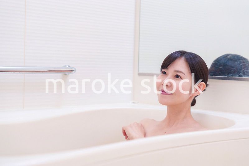 家のお風呂に入ってゆっくりとリラックスをするミドルの女性