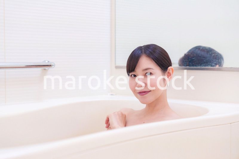 家のお風呂に入ってゆっくりとリラックスをするミドルの女性