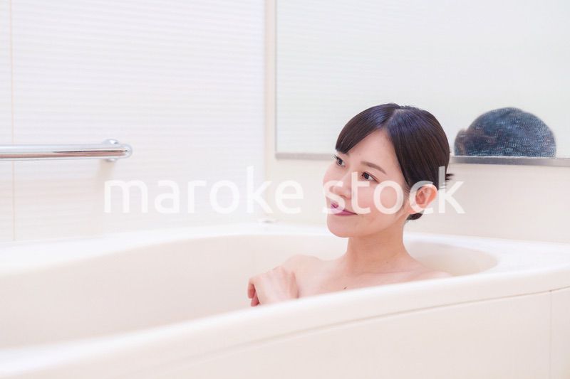 家のお風呂に入ってゆっくりとリラックスをするミドルの女性