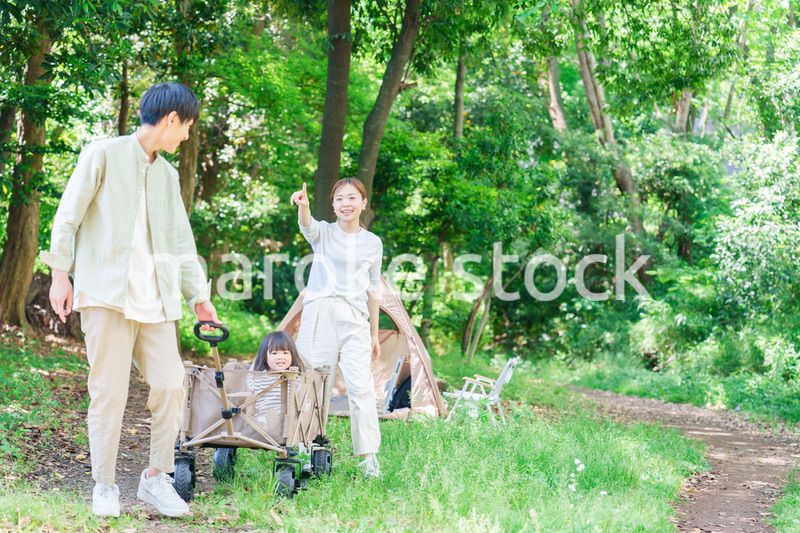 大自然の中でキャンプを楽しむファミリー