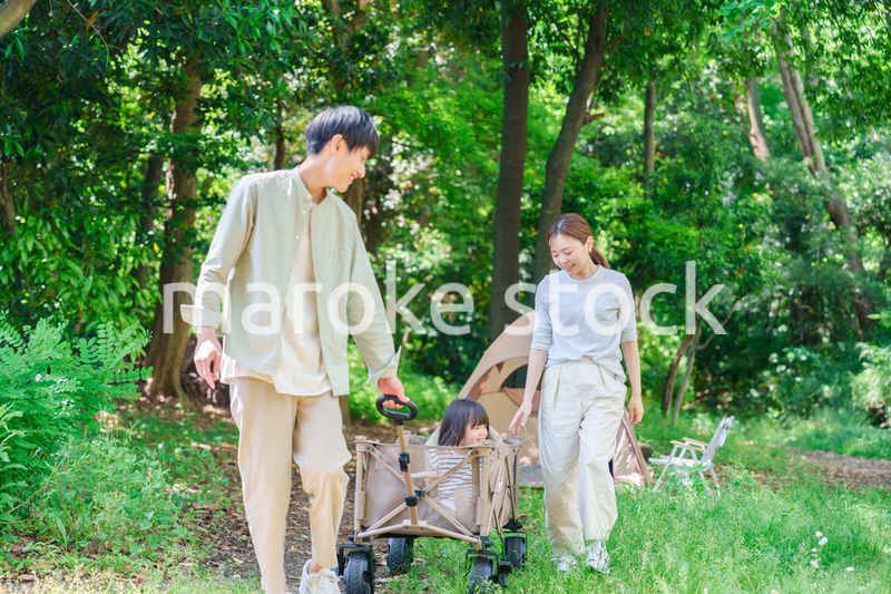 大自然の中でキャンプを楽しむファミリー