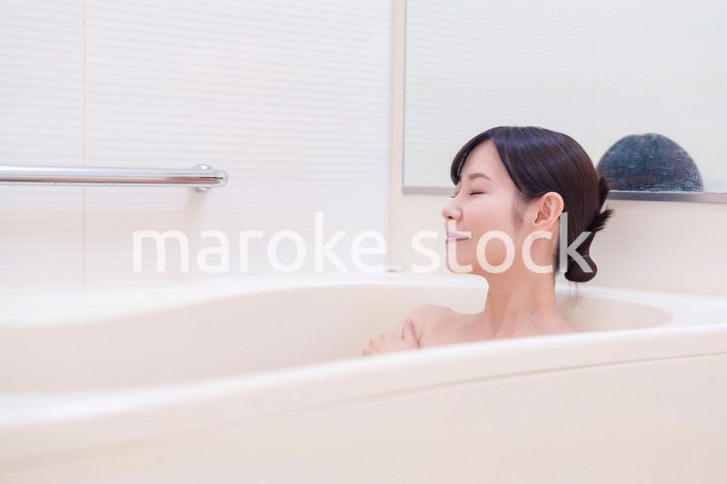 家のお風呂に入ってゆっくりとリラックスをするミドルの女性
