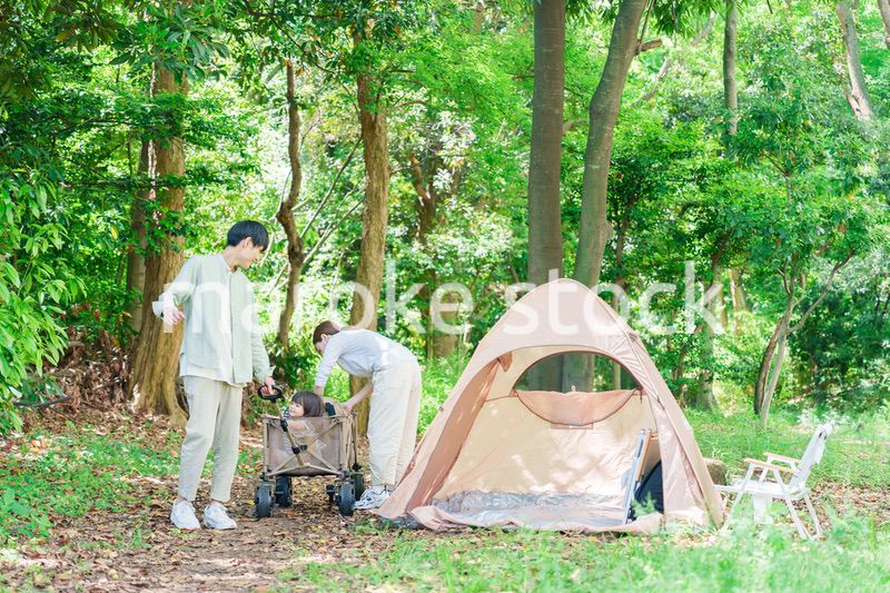 大自然の中でキャンプを楽しむファミリー