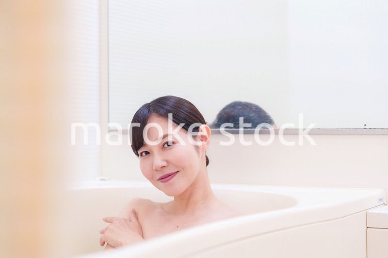 家のお風呂に入ってゆっくりとリラックスをするミドルの女性