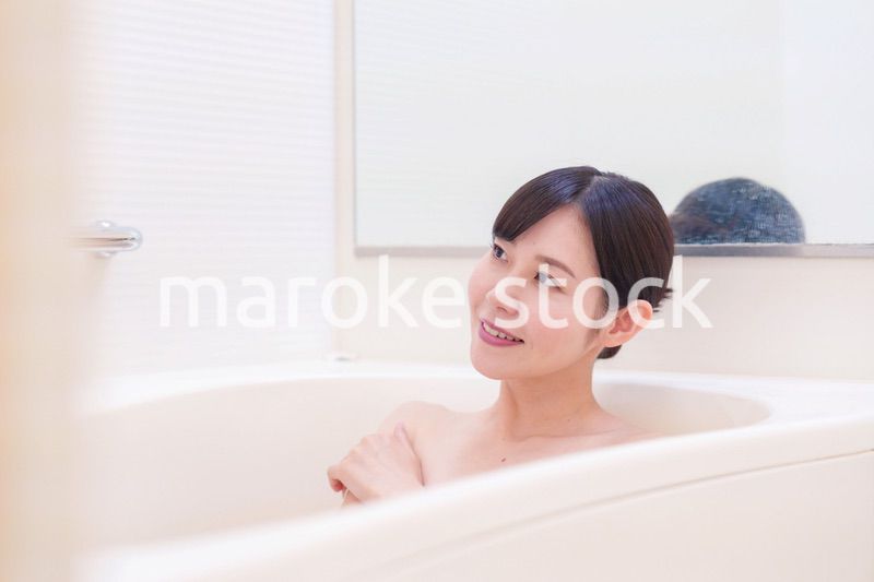 家のお風呂に入ってゆっくりとリラックスをするミドルの女性