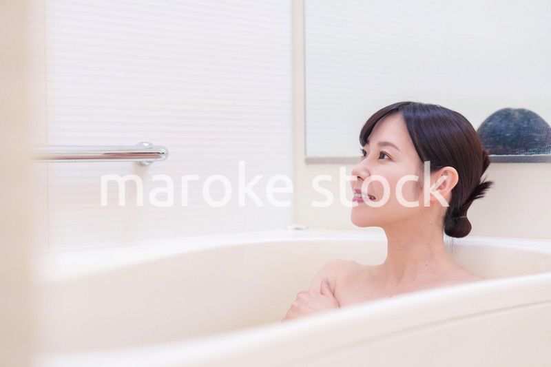 家のお風呂に入ってゆっくりとリラックスをするミドルの女性