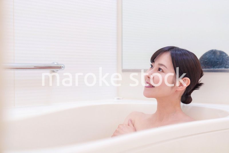 家のお風呂に入ってゆっくりとリラックスをするミドルの女性