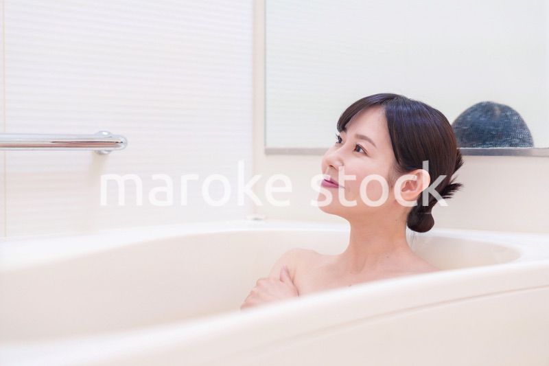 家のお風呂に入ってゆっくりとリラックスをするミドルの女性