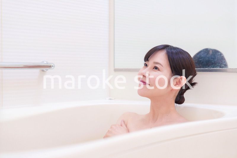 家のお風呂に入ってゆっくりとリラックスをするミドルの女性