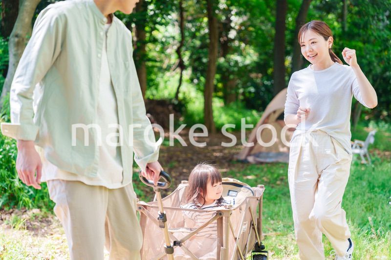 大自然の中でキャンプを楽しむファミリー