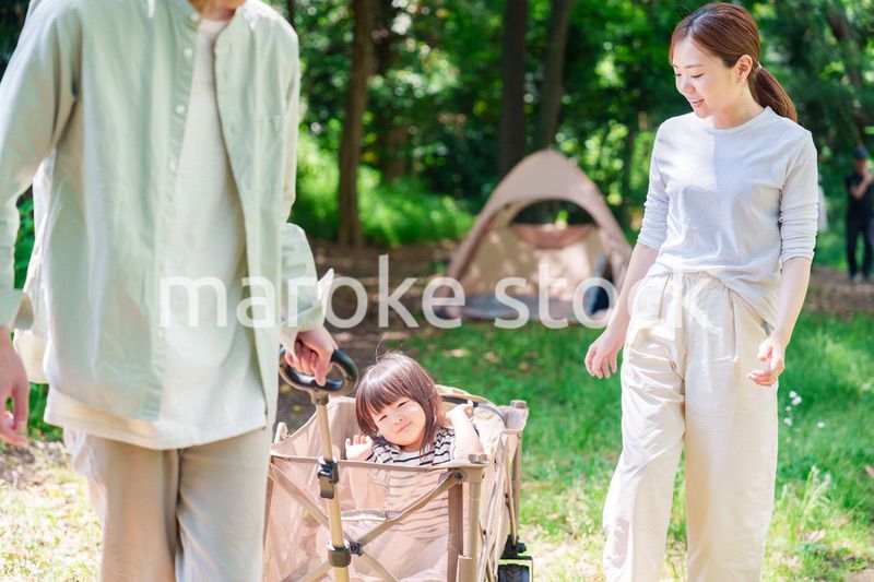 大自然の中でキャンプを楽しむファミリー