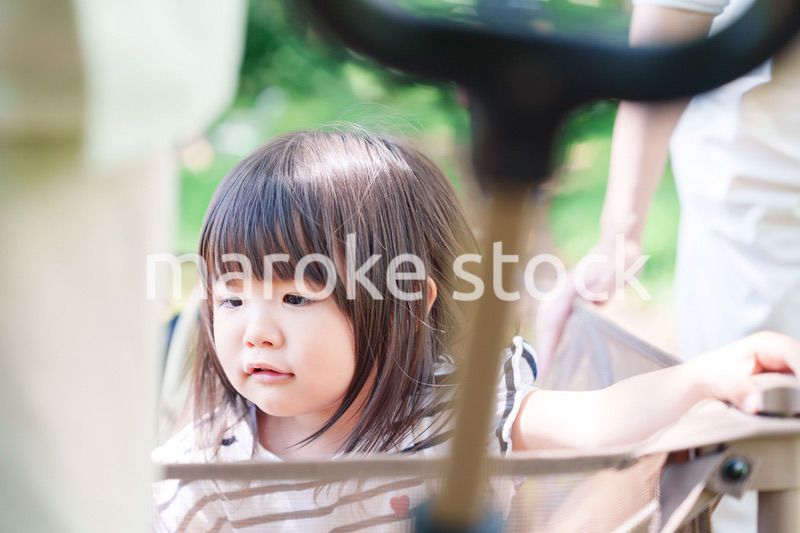 カートに乗って喜ぶ小さな女の子