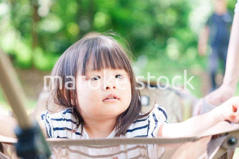 カートに乗って喜ぶ小さな女の子