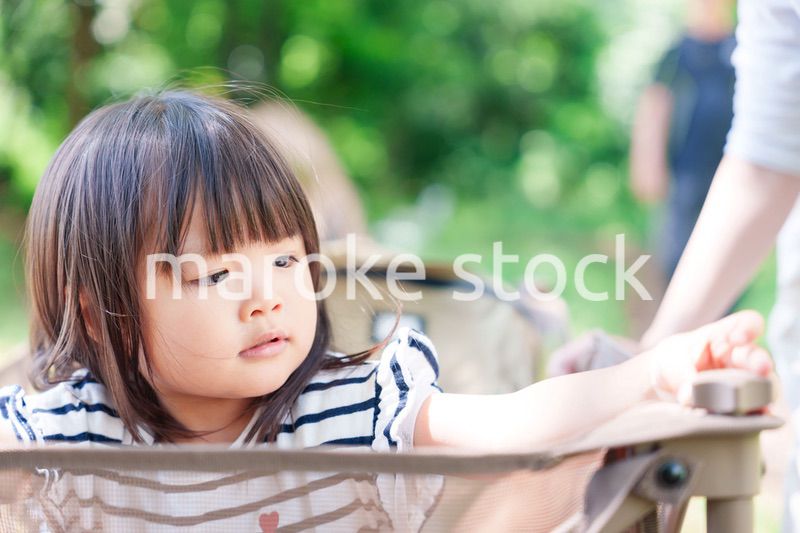 カートに乗って喜ぶ小さな女の子