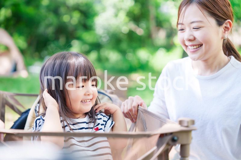 キャリアカーに乗って喜ぶ子どもとお母さん