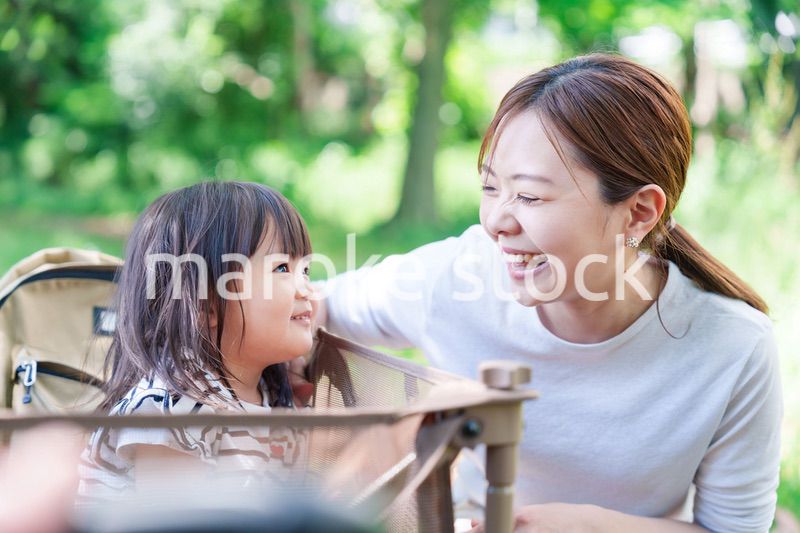 キャリアカーに乗って喜ぶ子どもとお母さん