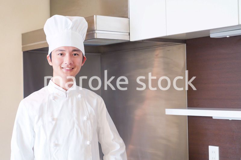 コック帽を被った調理師の男性