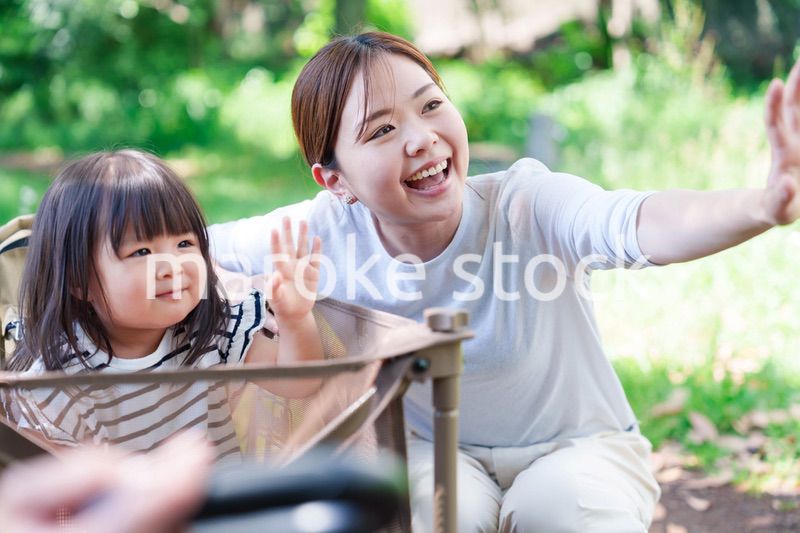 キャリアカーに乗って喜ぶ子どもとお母さん