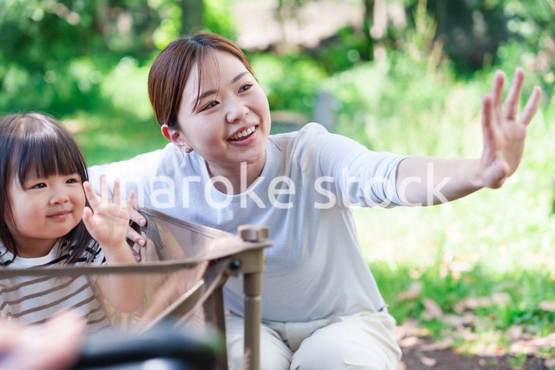 キャリアカーに乗って喜ぶ子どもとお母さん