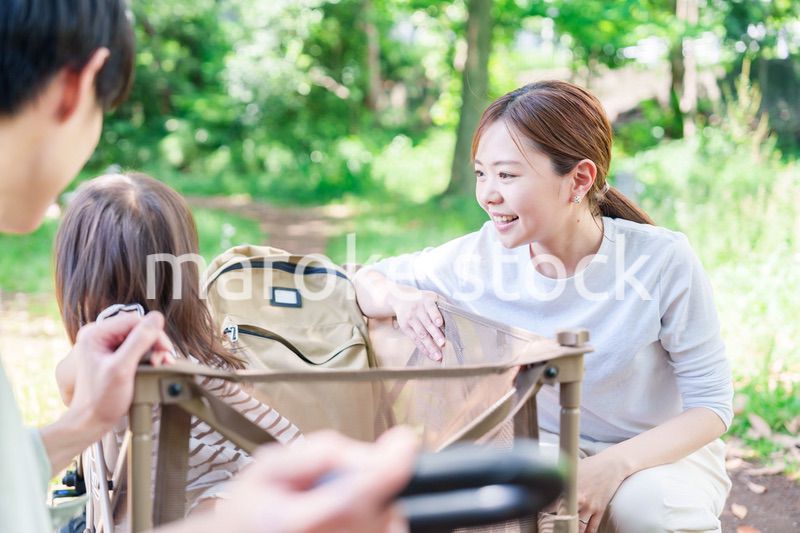 大自然の中でキャンプを楽しむファミリー