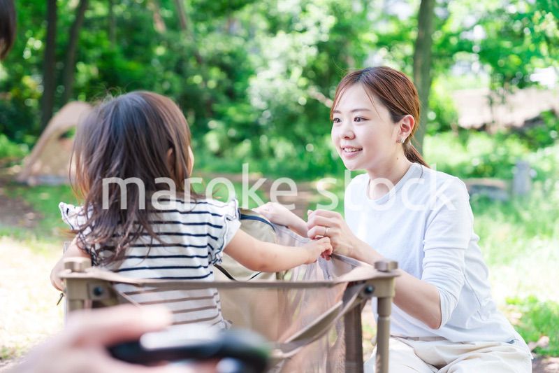 キャリアカーに乗って喜ぶ子どもとお母さん