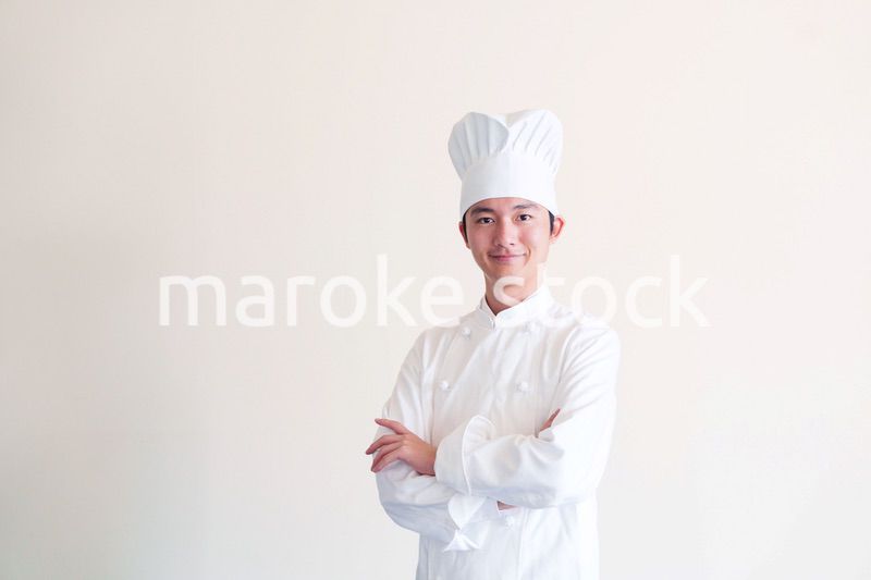 コック帽を被った調理師の男性