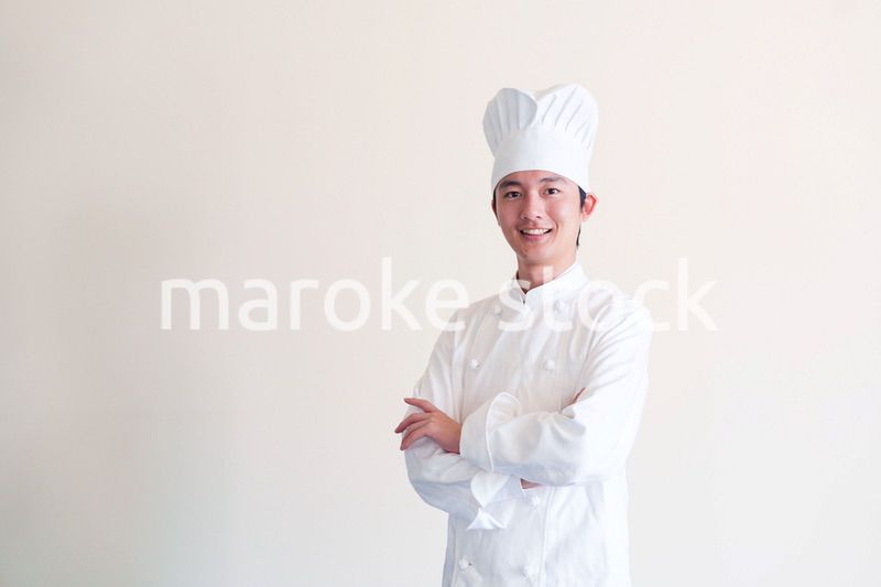 コック帽を被った調理師の男性