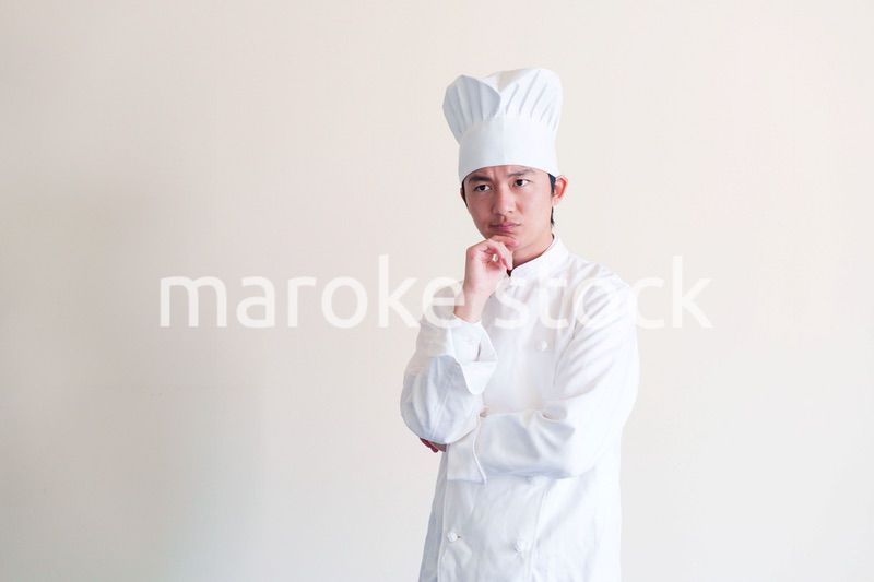コック帽を被った調理師の男性
