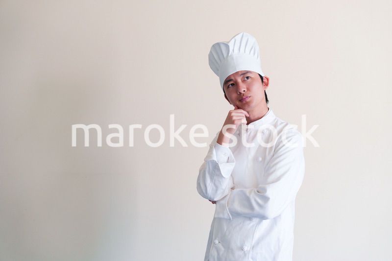 コック帽を被った調理師の男性