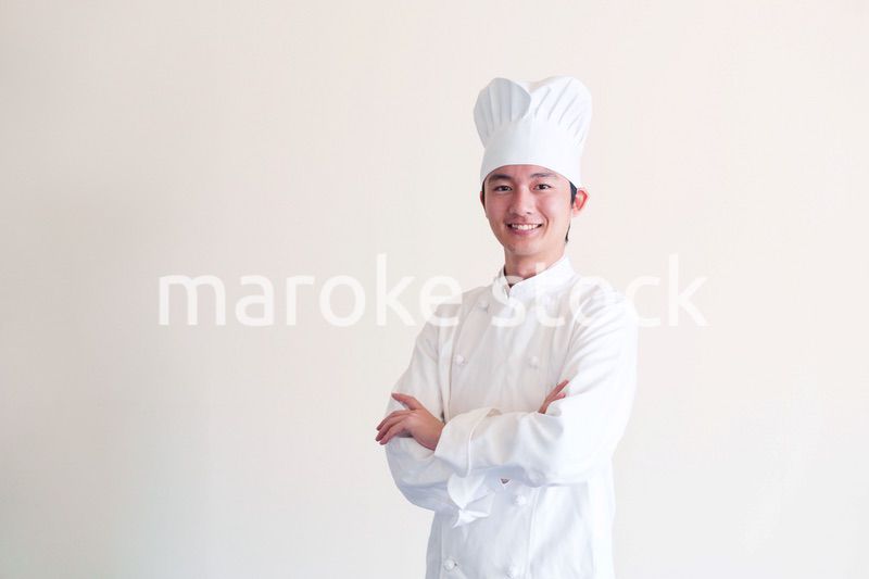 コック帽を被った調理師の男性