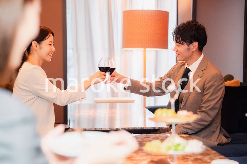 赤ワインで乾杯をする大人の男女