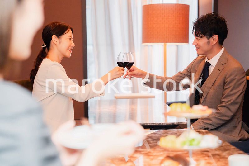 赤ワインで乾杯をする大人の男女