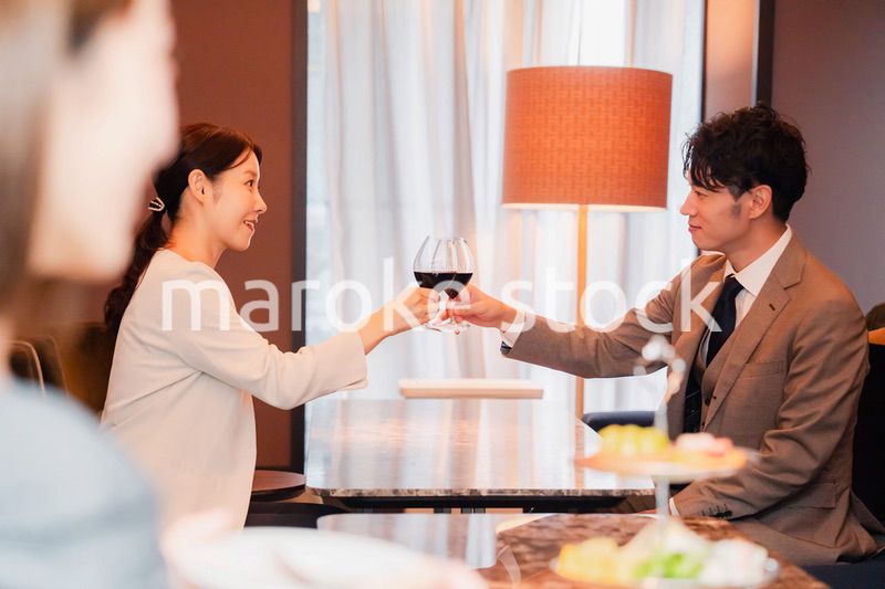 赤ワインで乾杯をする大人の男女