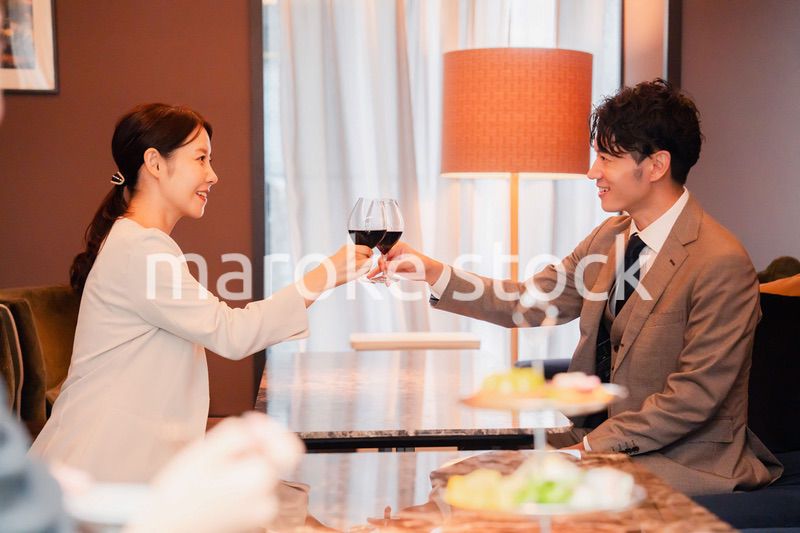 赤ワインで乾杯をする大人の男女