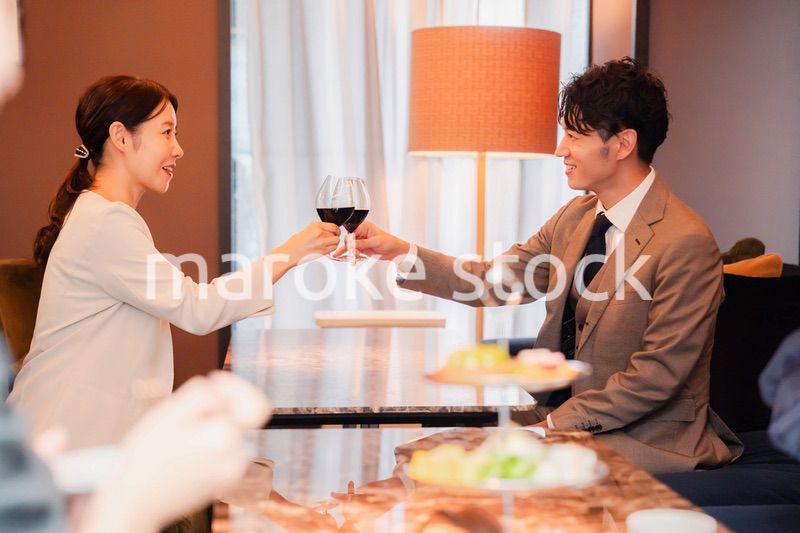 赤ワインで乾杯をする大人の男女