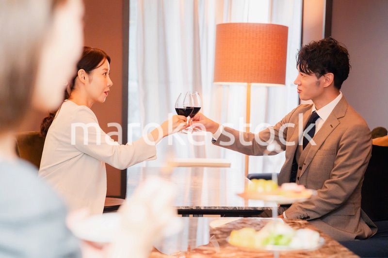 赤ワインで乾杯をする大人の男女