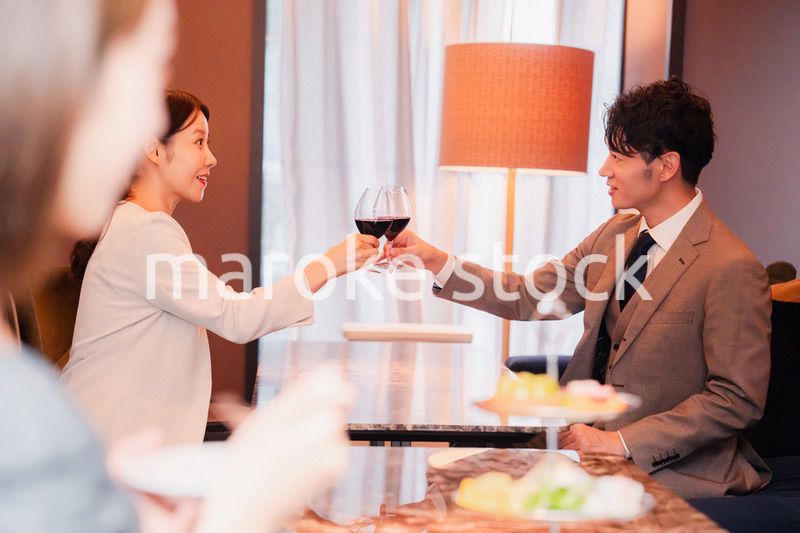 赤ワインで乾杯をする大人の男女