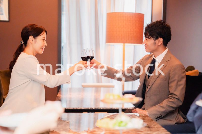 赤ワインで乾杯をする大人の男女