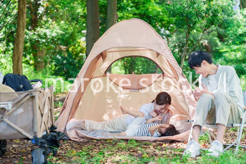 大自然の中でキャンプを楽しむファミリー