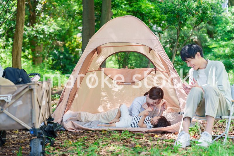 大自然の中でキャンプを楽しむファミリー