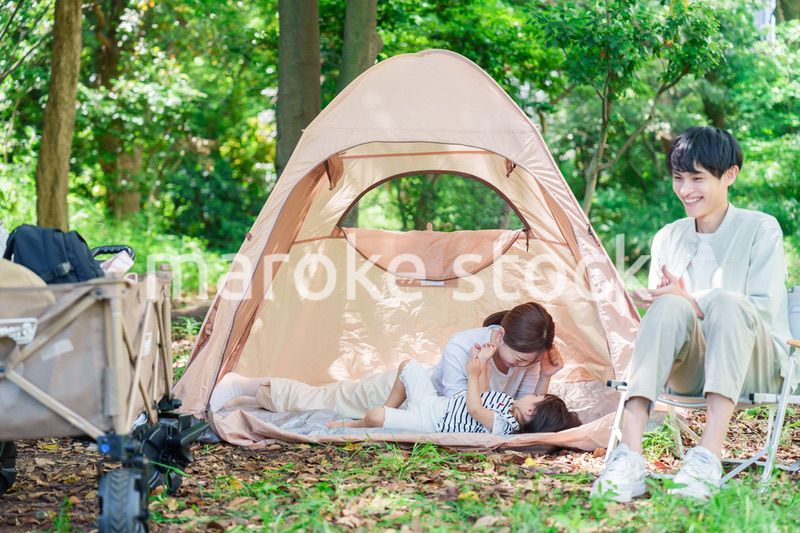 大自然の中でキャンプを楽しむファミリー
