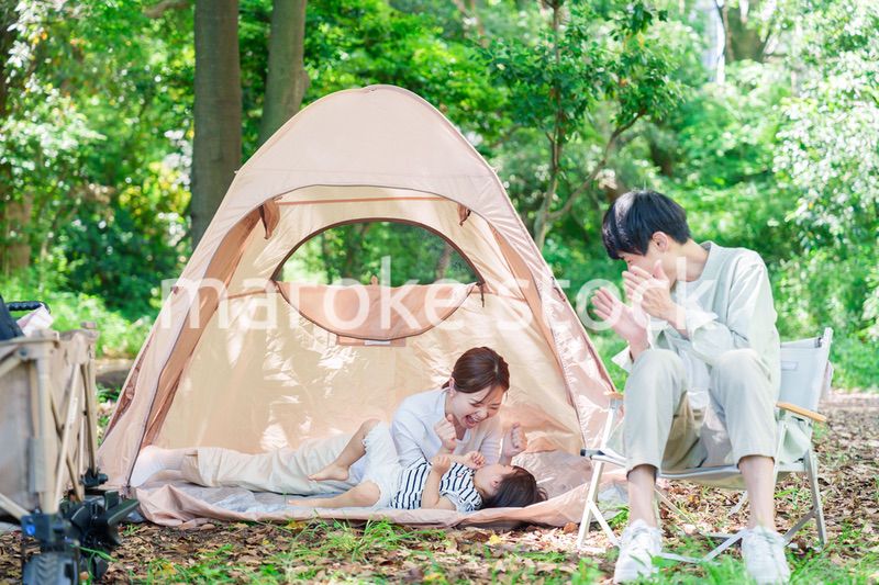 大自然の中でキャンプを楽しむファミリー