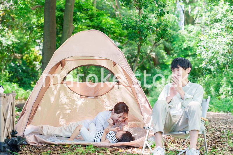 大自然の中でキャンプを楽しむファミリー