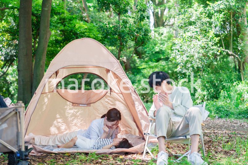 大自然の中でキャンプを楽しむファミリー