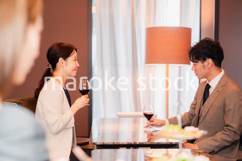 赤ワインで乾杯をする大人の男女